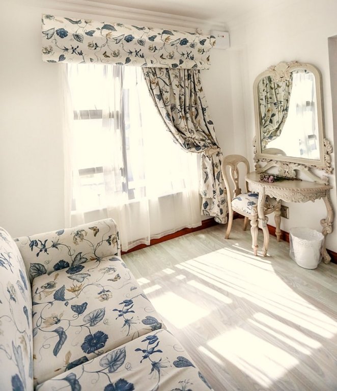 Фото Misty Waves Boutique Hotel