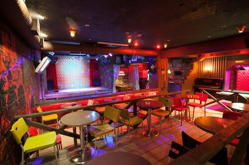 Қара жігіт майланған және жылтыр Джейден Джеймсті ұрып жатыр, ол ұятсыз сөздер айтып жатыр!)