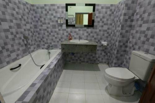 Гостиница Golden Dragon Hotel в Пьи