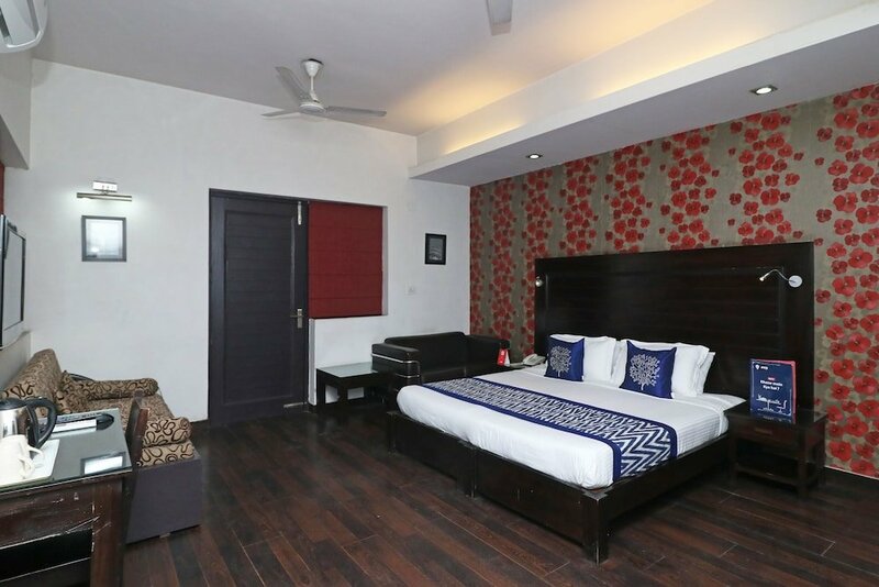 Гостиница Hotel Chalet в Дели
