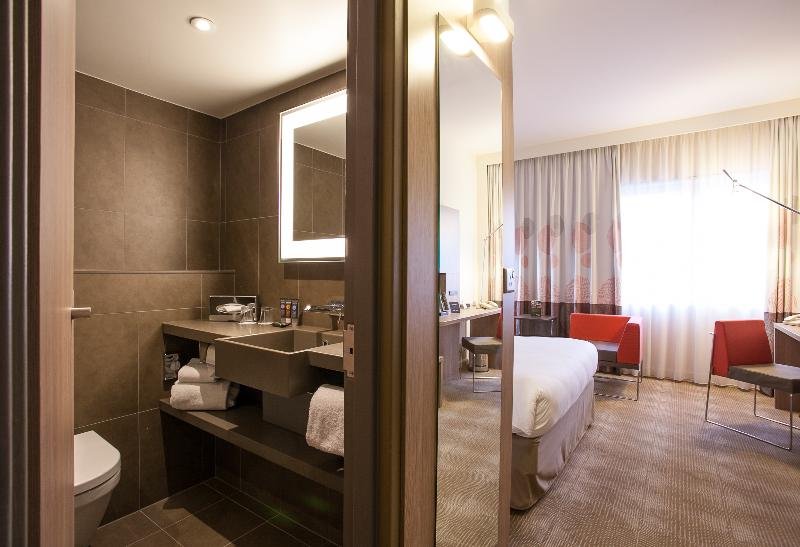 Фото Novotel London West