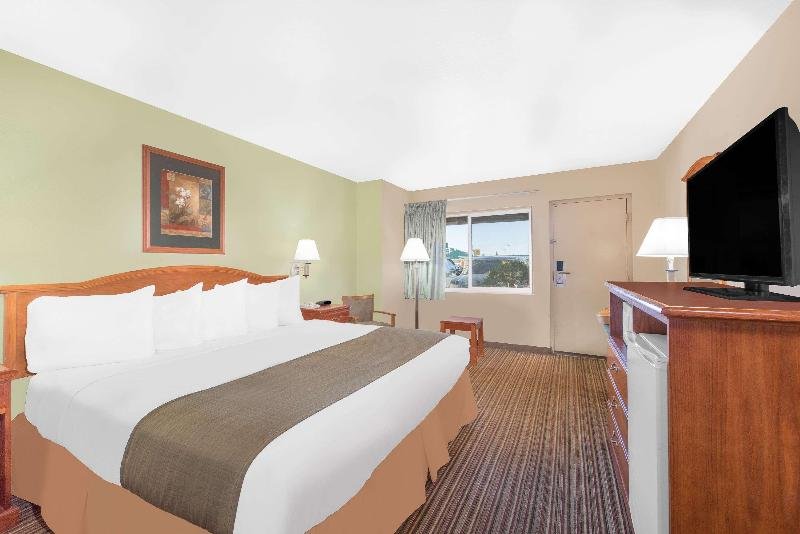 Фото Days Inn by Wyndham Roswell