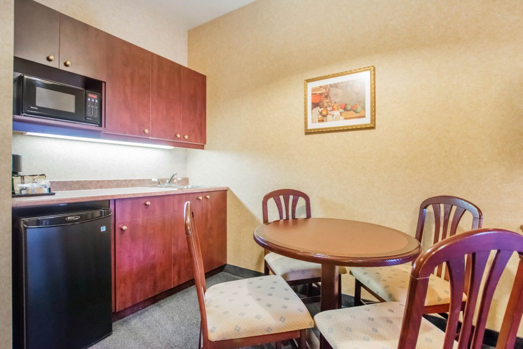 Фото Quality Inn & Suites Brossard