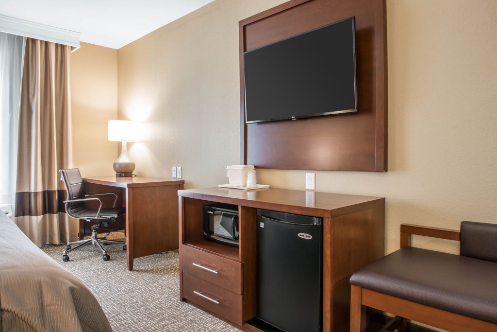 Фото Comfort Inn and Suites