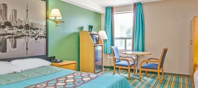 Фото Super 8 by Wyndham Toronto East ON