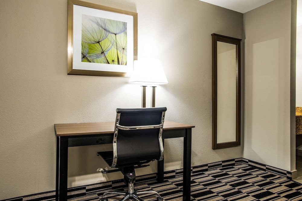 Фото Quality Suites Downtown Convention Center