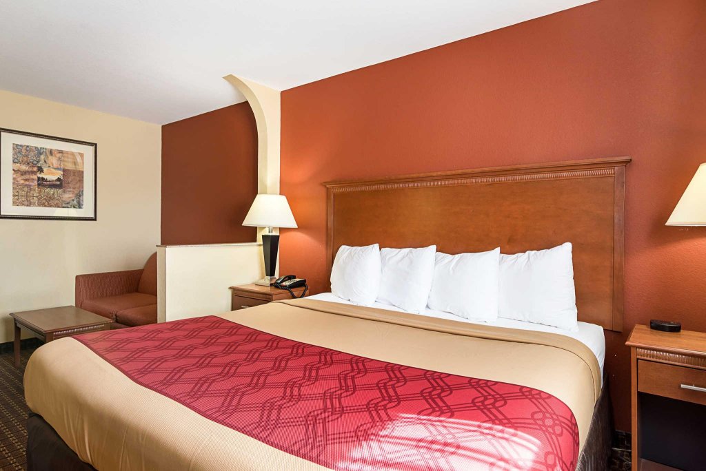 Фото Econo Lodge Inn & Suites Little Rock Sw