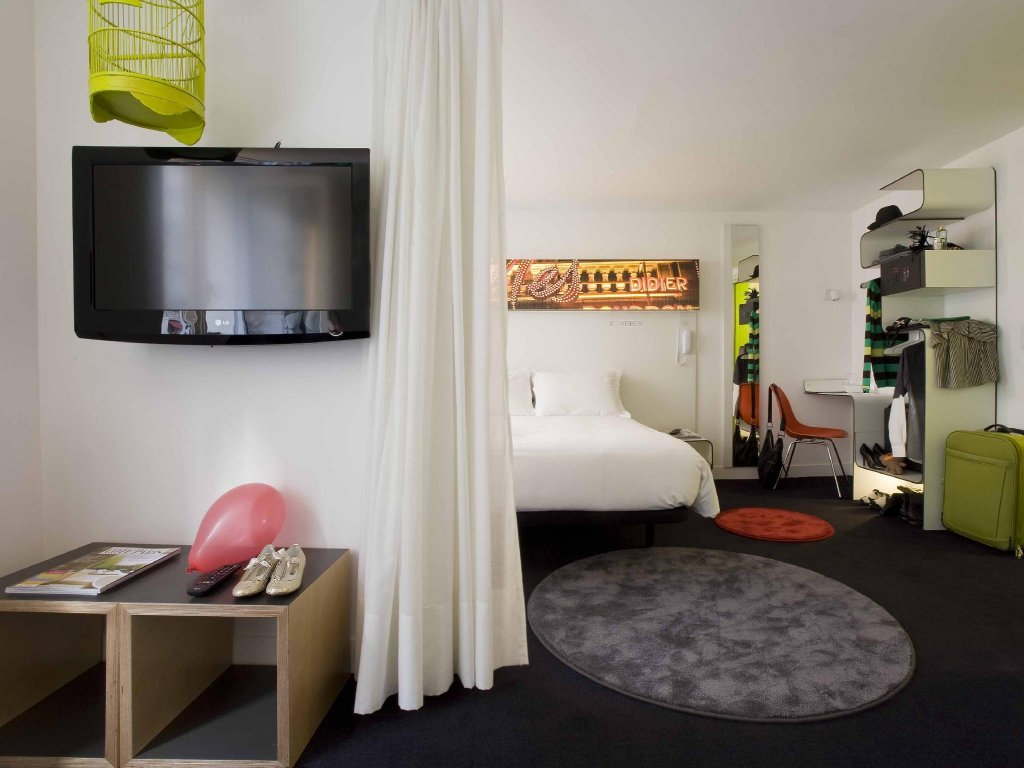 Фото Maxim Folies