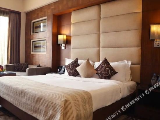 Фото The Bristol Hotel