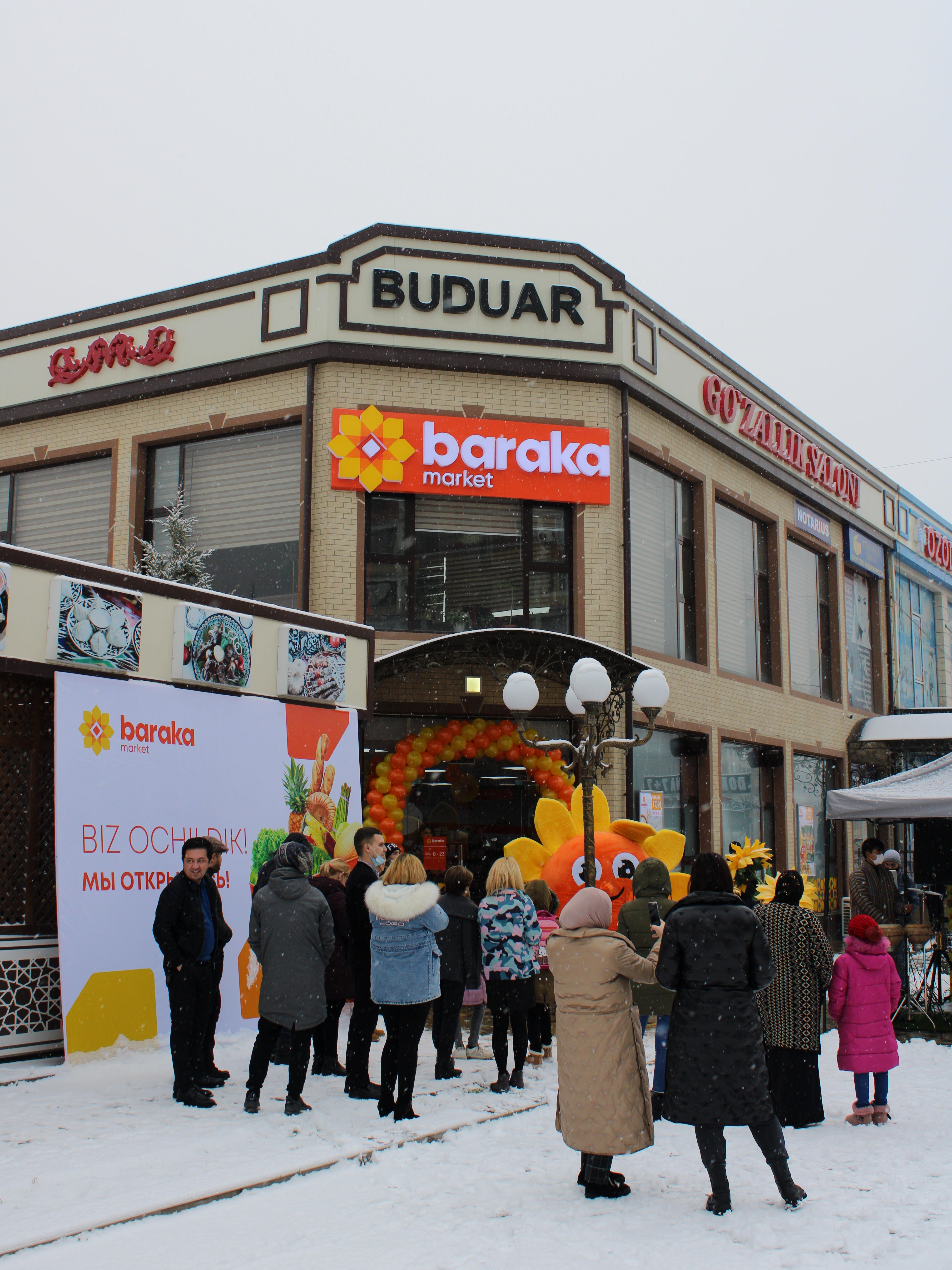 Qora odam bir mushukka bir necha marta kiradi