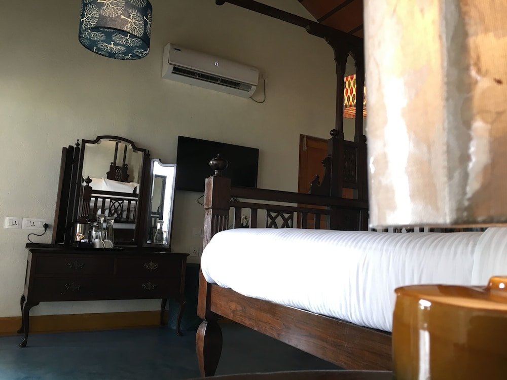 Фото Cranganor History Cafe Riverside Chateau