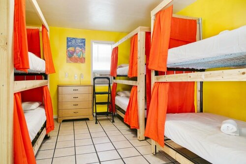 Гостиница Seashell Motel & Key West Hostel в Ки-Уэст