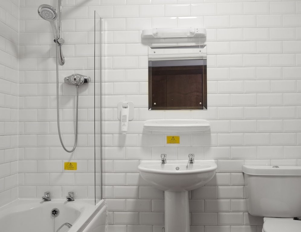 Фото Farmhouse Innlodge by Greene King Inns