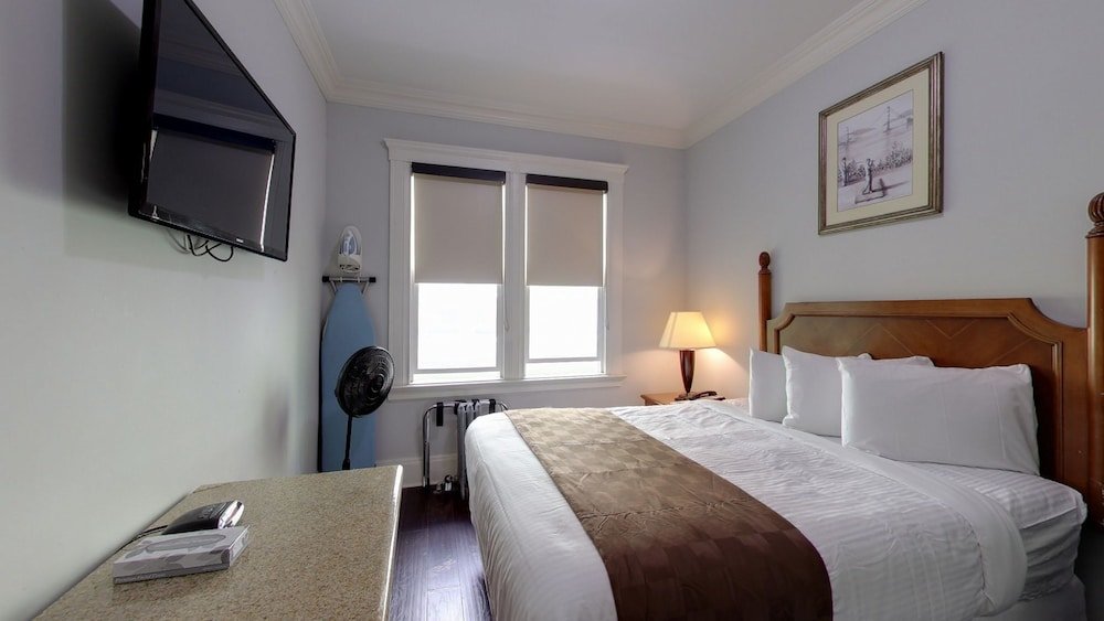 Фото Warfield Hotel