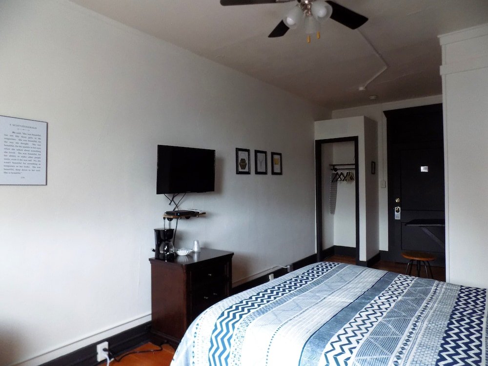 Фото The Landmark Inn