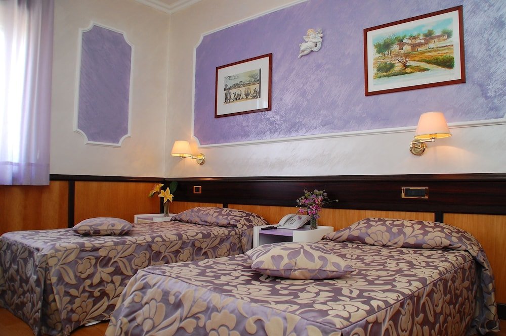 Фото Benny Hotel