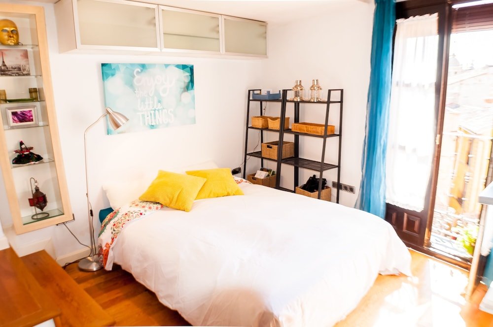 Фото Apartamentos con patio junto a la catedral by Toledo Ap