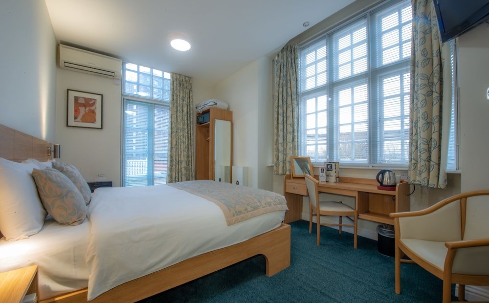 Фото Отель Fox Connaught London ExCeL