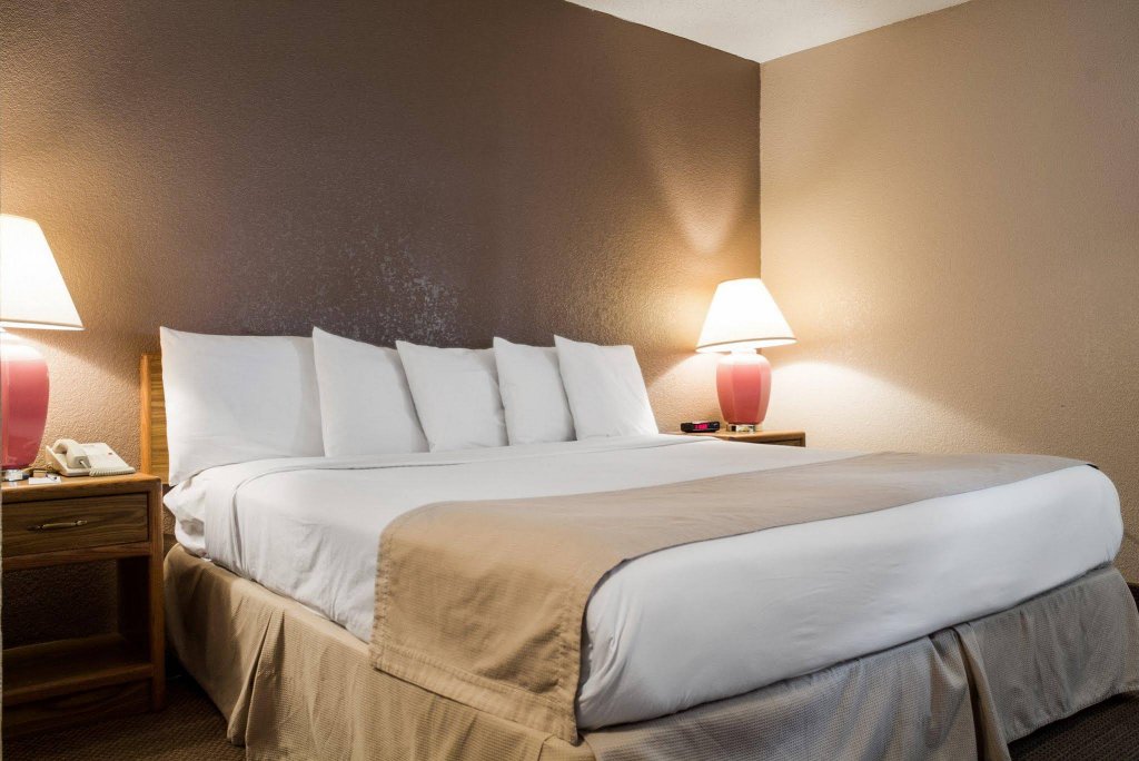 Фото Rodeway Inn Fargo