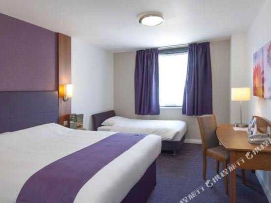 Фото Premier Inn Edinburgh Central hotel