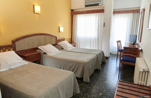 Гостиница Hostal Illes Pitiüses