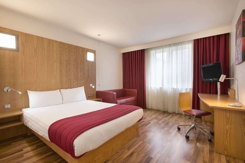 Фото Ramada by Wyndham Belfast City Centre