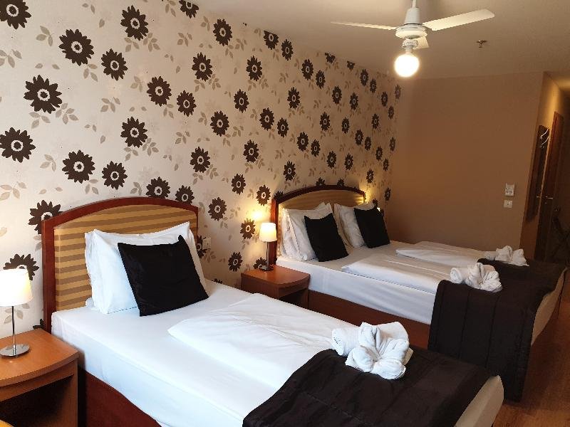 Фото Six Inn Hotel