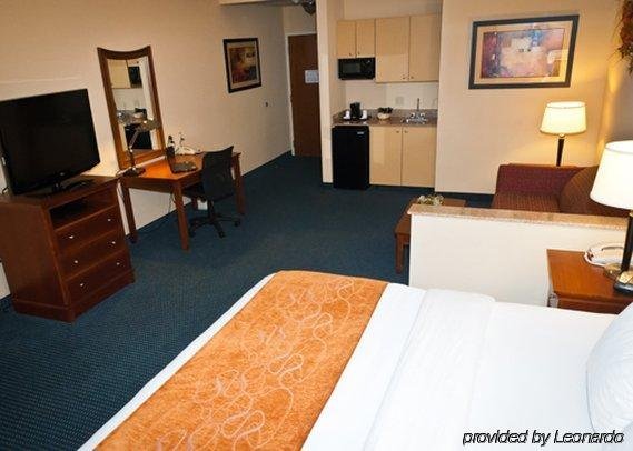 Фото Comfort Suites Airport