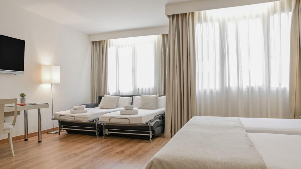 Фото Aparthotel Mariano Cubi Barcelona