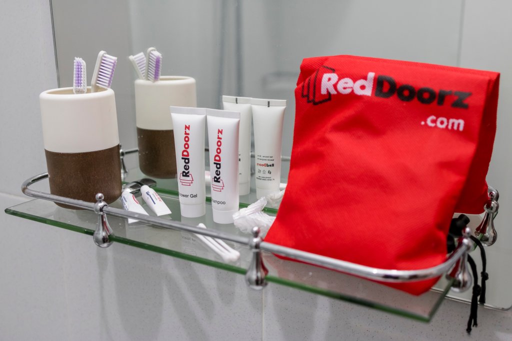 Фото RedDoorz Plus near Wtc Batanghari Mall