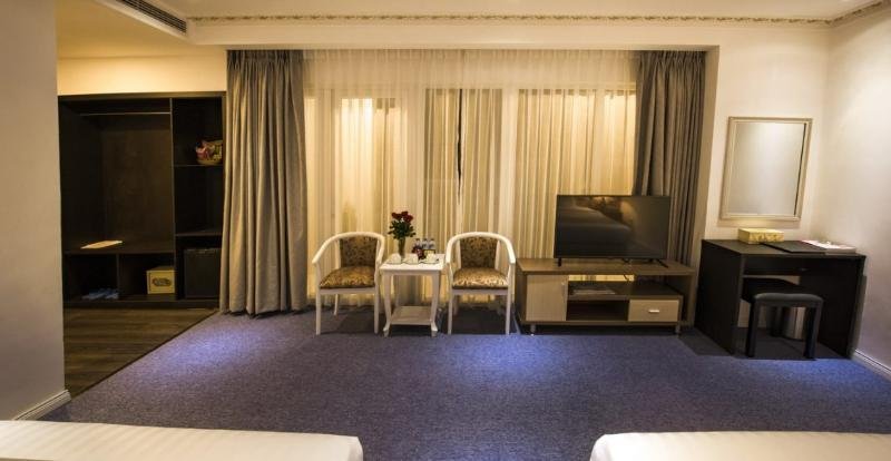 Фото Golden Crown Hotel