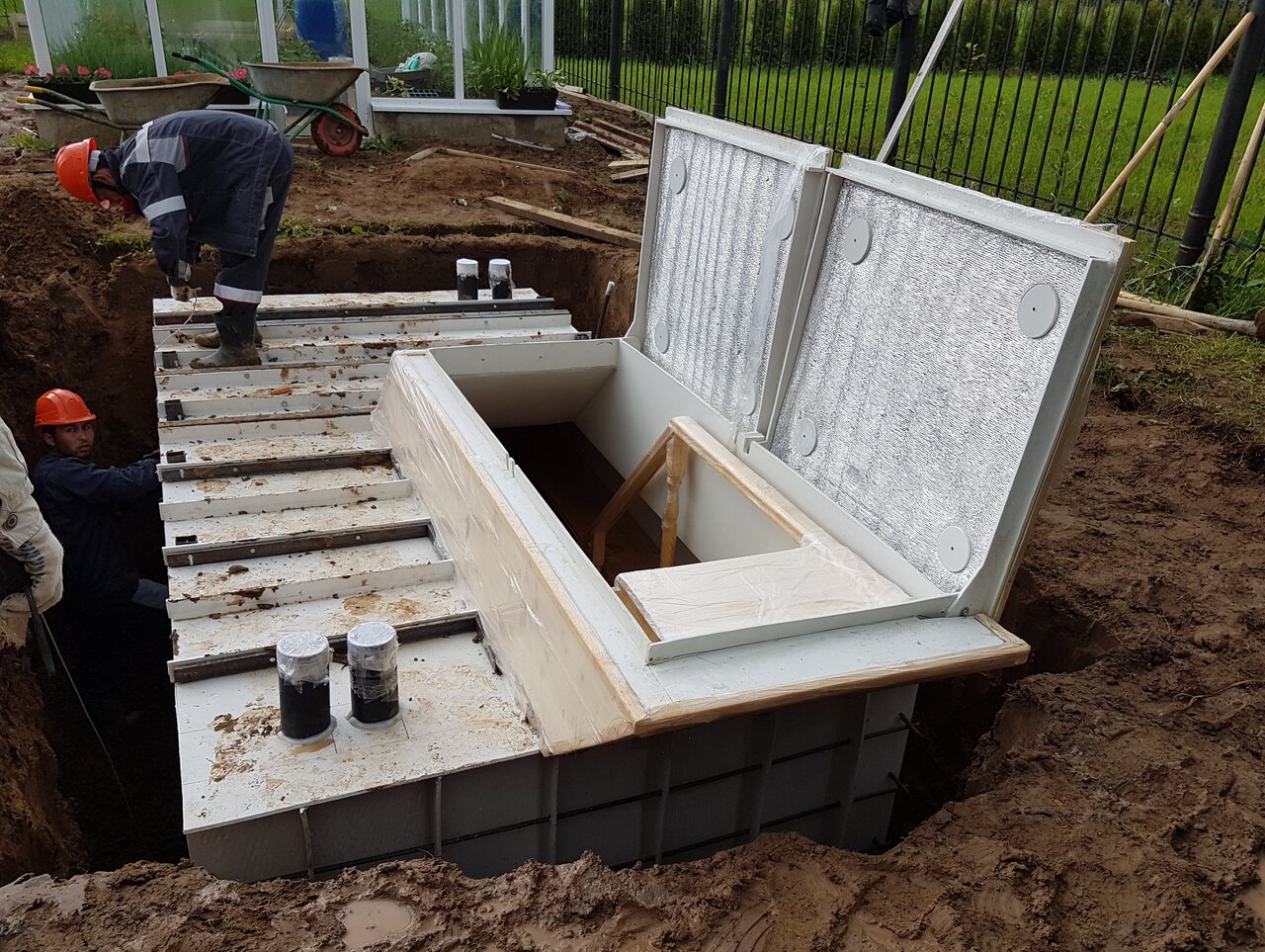 Железный погреб протекает что делать