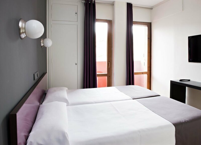 Гостиница Hostal Joaquín Costa Un Punto Chic в Уэске