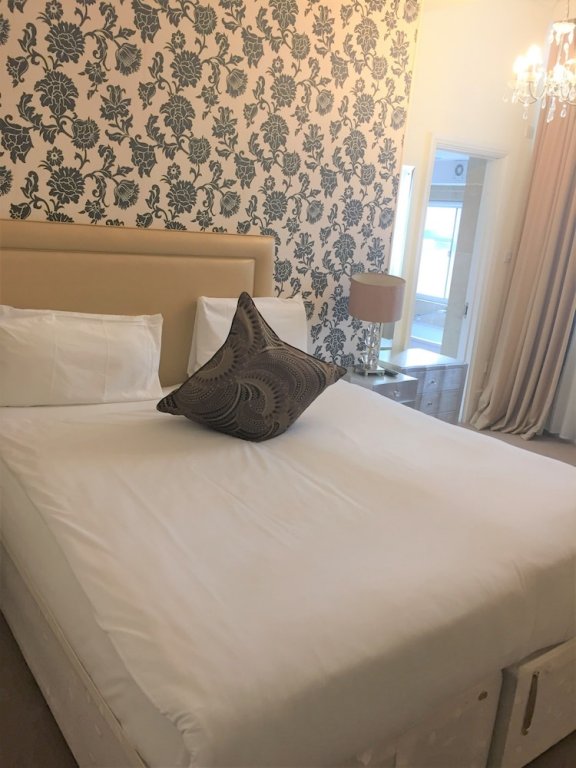 Фото Tophams Hotel