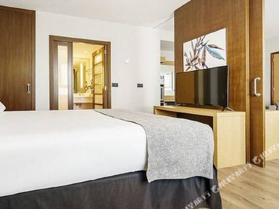 Фото Hotel Ilunion Valencia 3