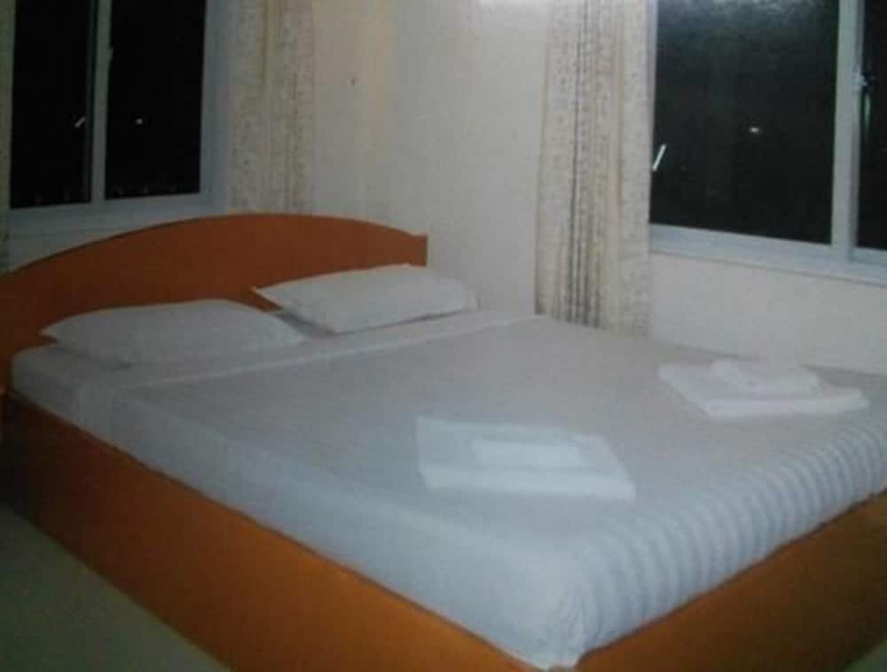 Фото Wyndham Grand Yangon Hotel