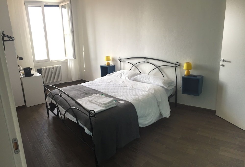 Фото Mambo Suites