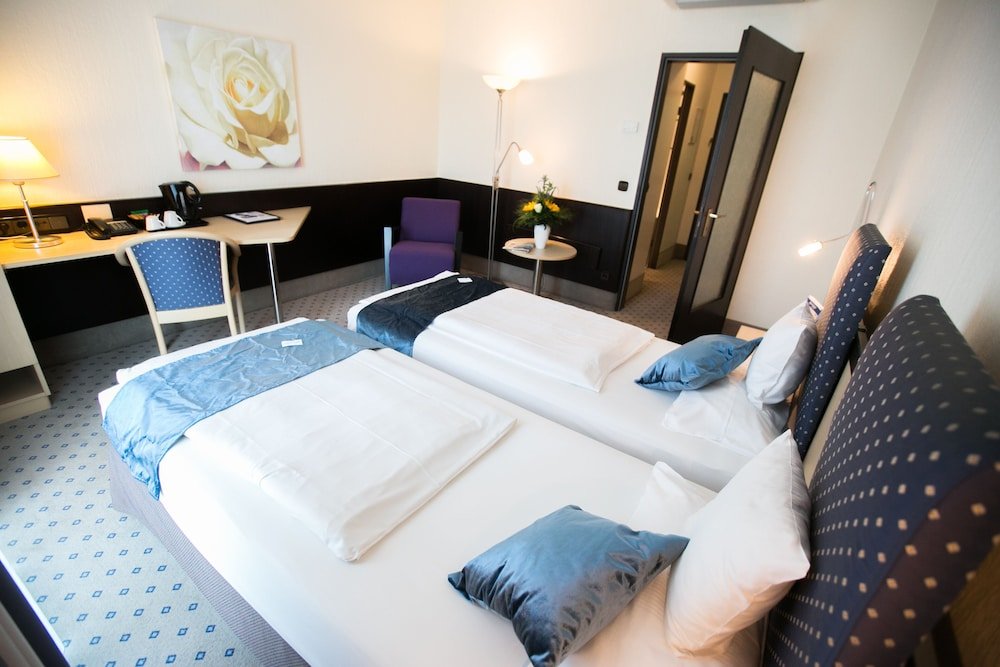 Фото Best Western Plus Crown Hotel