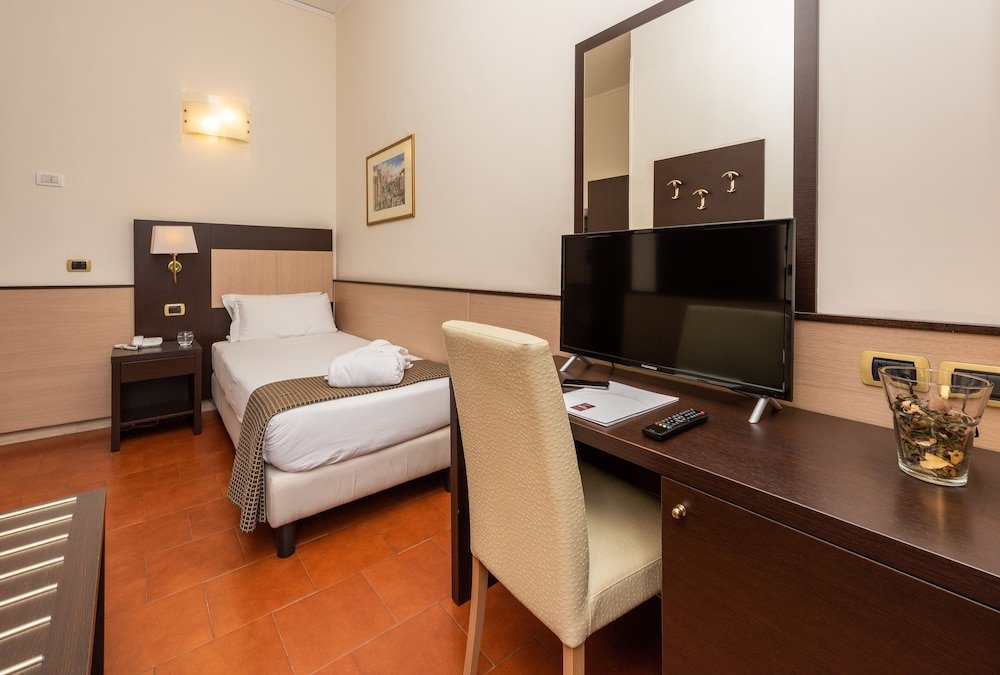 Фото Hotel Portamaggiore