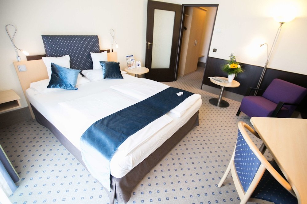 Фото Best Western Plus Crown Hotel