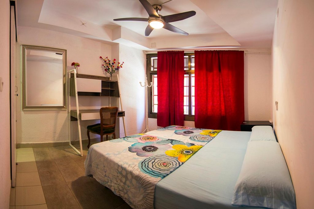 Фото Go Bcn Hostal Ideal Badal - Hostel