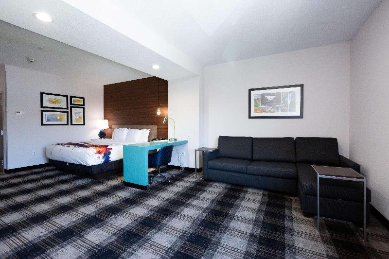 Фото La Quinta Inn & Suites by Wyndham Oklahoma City Airport