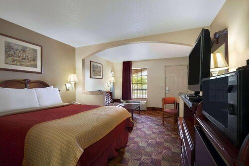 Гостиница Days Inn & Suites by Wyndham Tuscaloosa - Univ. of Alabama