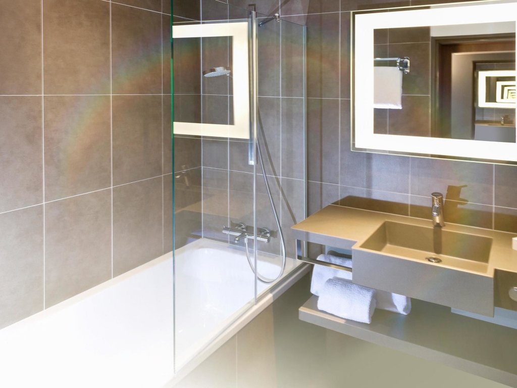 Фото Novotel Chennai Chamiers Road Hotel
