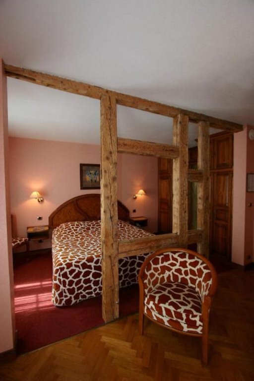 Фото Logis Hôtel Au Cerf d'Or