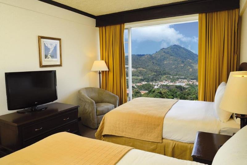 Фото Plaza Hotel and Suites