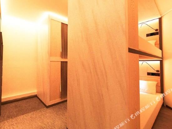 Фото Capsule At Hive Bugis