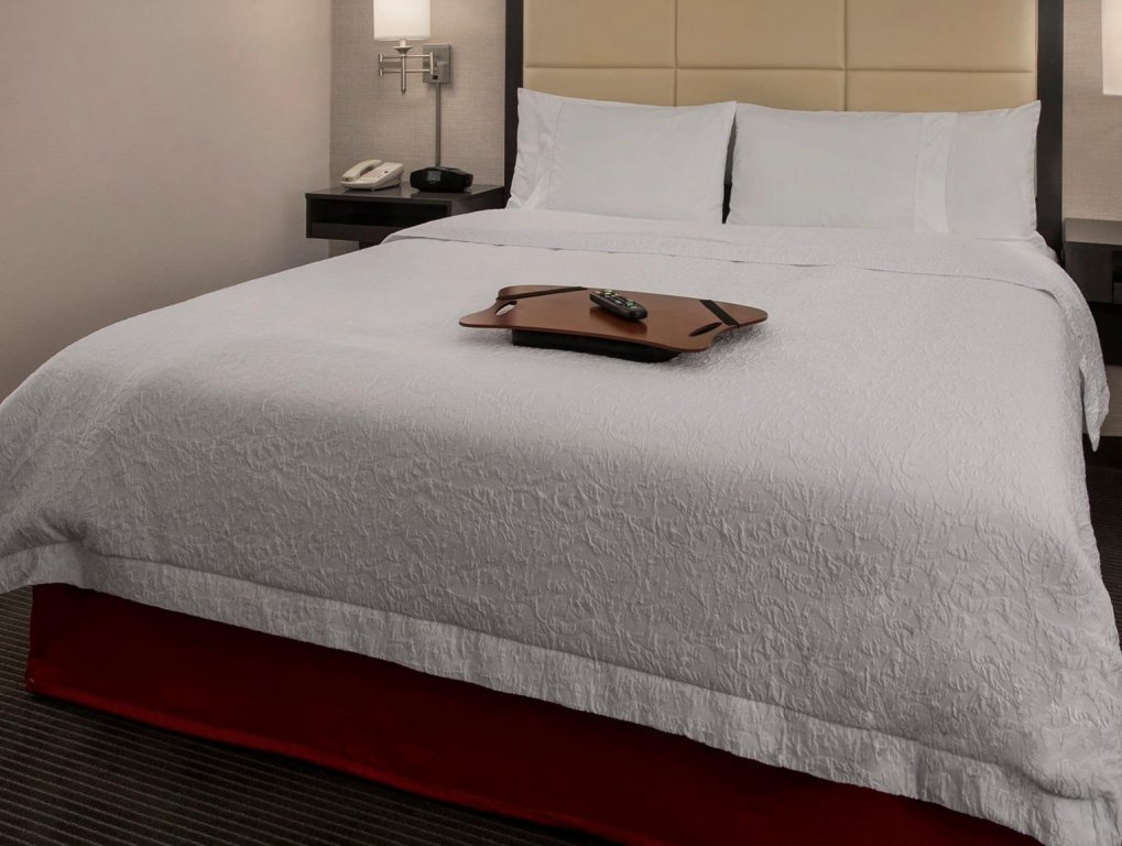 Фото Hampton Inn & Suites Milwaukee Downtown