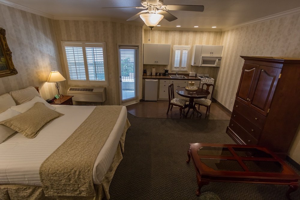 Фото Grass Valley Courtyard Suites