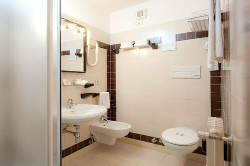 Внешний вид отеля Centro Pineta Family Hotel & Wellness в Пинцоле, фото 4